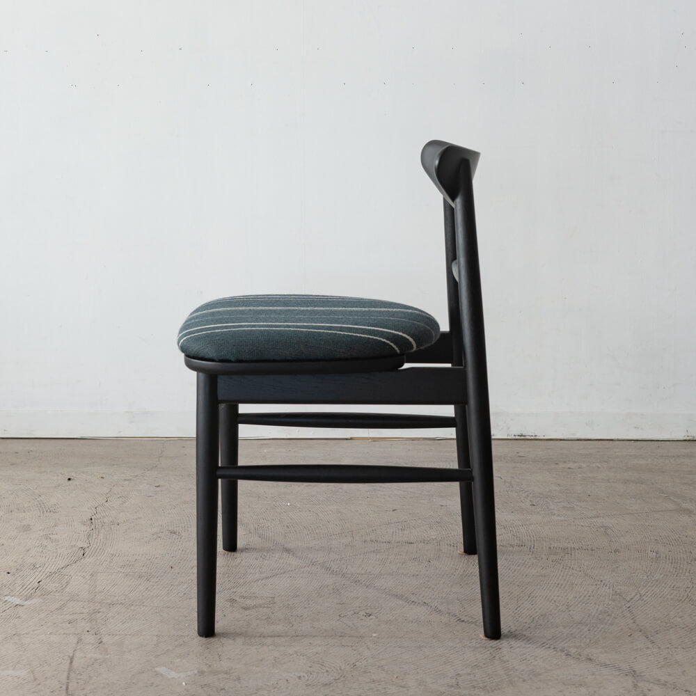 ［現品SALE］ emi チェア ホワイトオーク ウレタンBK色 (張地)Urd stripe37