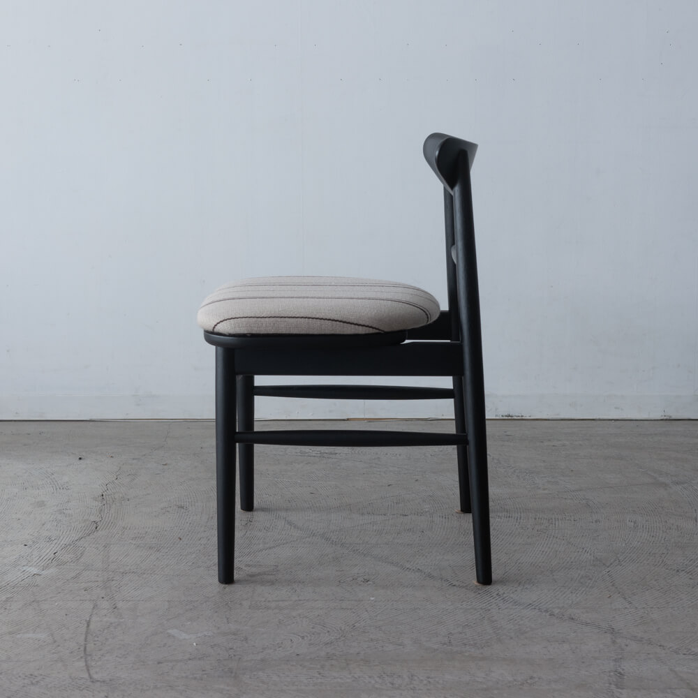 ［現品SALE］ emi チェア ホワイトオーク ウレタンBK色 (張地)Urd Stripe 5