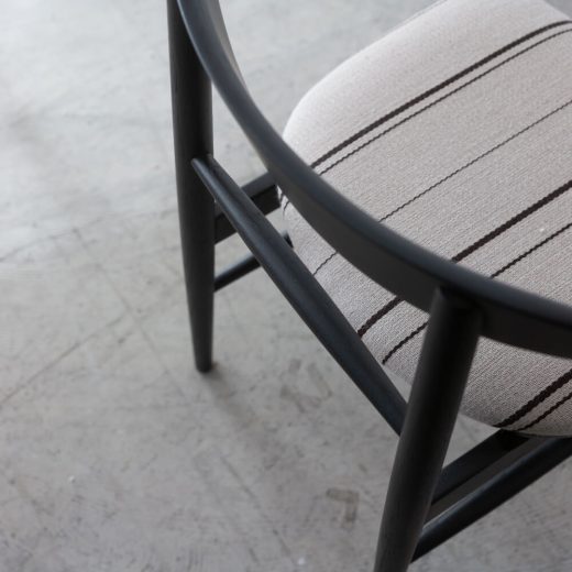 ［現品SALE］ emi チェア ホワイトオーク ウレタンBK色 (張地)Urd Stripe 5