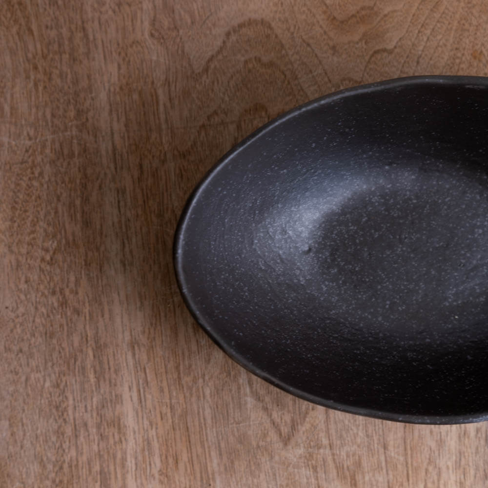 【WEB限定】22cm砂目楕円鉢 黒 -器市-