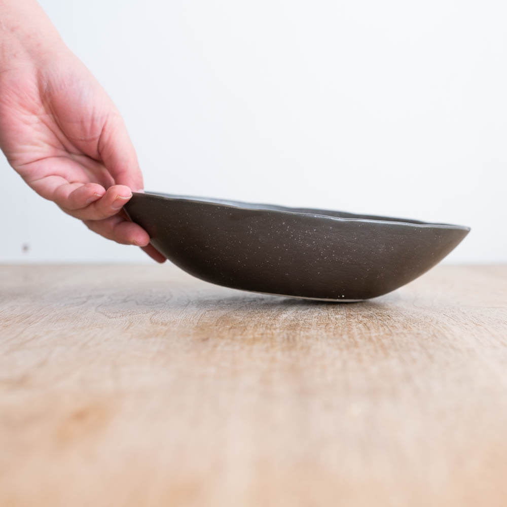 【WEB限定】22cm砂目楕円鉢 黒 -器市-