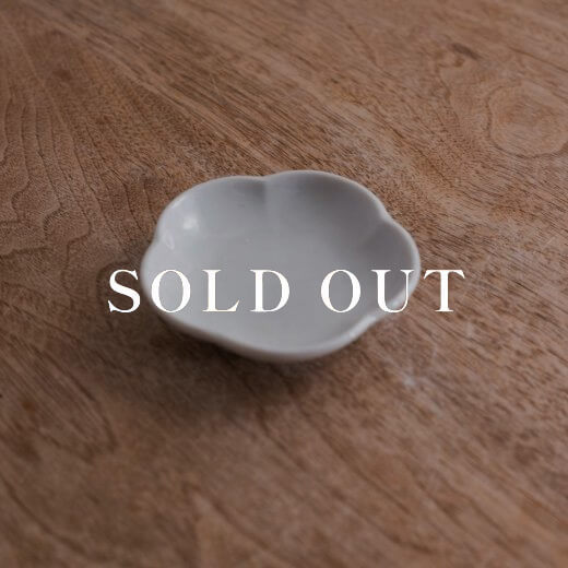 アウトレット食器（器市）の白花 菊型3寸皿 売り切れ