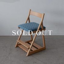 ［アップサイクル品］日進木工 アクタス 学習椅子T-KIDS オーク材 - ウレタン塗装 ミナペルホネン tambourine - ブルー 売り切れ