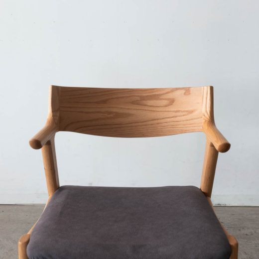 セミアームチェア グレーシャス 049 OAK レッドオーク材 / ウレタン ST NA色