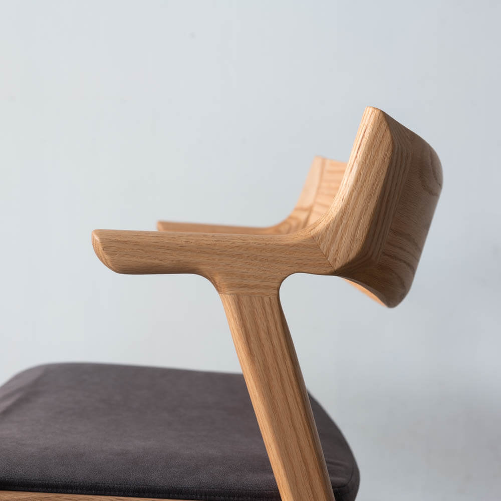 セミアームチェア グレーシャス 049 OAK レッドオーク材 / ウレタン ST NA色