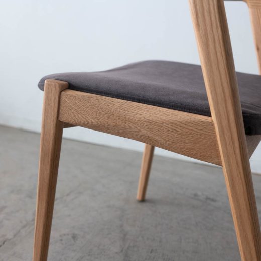 セミアームチェア グレーシャス 049 OAK レッドオーク材 / ウレタン ST NA色