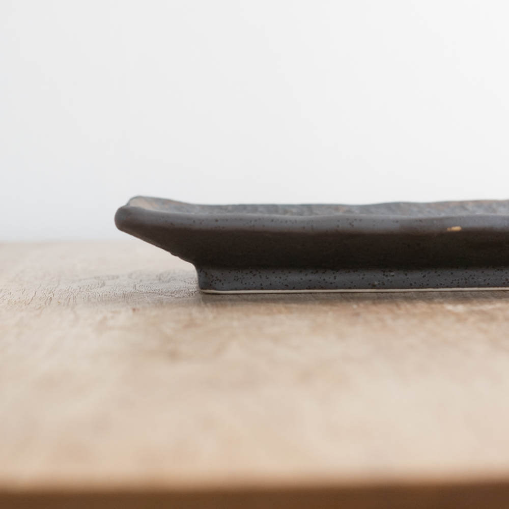 いぶし金彩焼き物皿