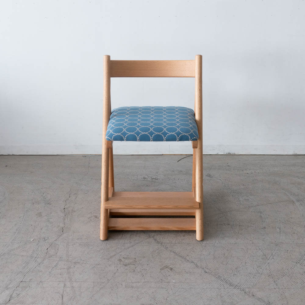 ［アップサイクル品］日進木工 アクタス 学習椅子T-KIDS オーク材 / ウレタン塗装 ミナペルホネン tambourine / ブルー