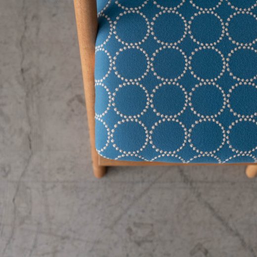 ［アップサイクル品］日進木工 アクタス 学習椅子T-KIDS オーク材 / ウレタン塗装 ミナペルホネン tambourine / ブルー