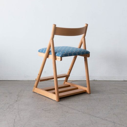 ［アップサイクル品］日進木工 アクタス 学習椅子T-KIDS オーク材 / ウレタン塗装 ミナペルホネン tambourine / ブルー