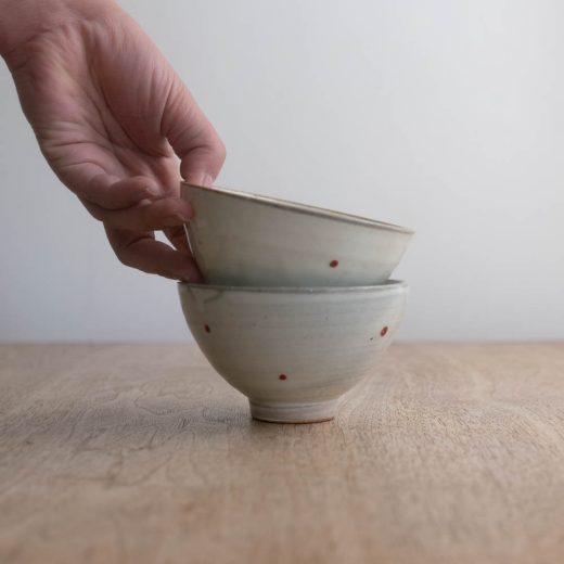 赤ドット茶碗 白（こぶり）