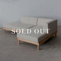 アウトレット家具の［現品SALE］リトルコロン 1450カウチソファ（R）＋シェーズロング（L）レッドオーク-オイル 張地：ランク2 - 帆布6GY 売り切れ