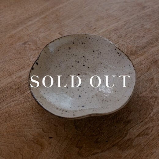 アウトレット食器（器市）の【WEB限定】渕サビうのふ 変形三角鉢 (中) 売り切れ