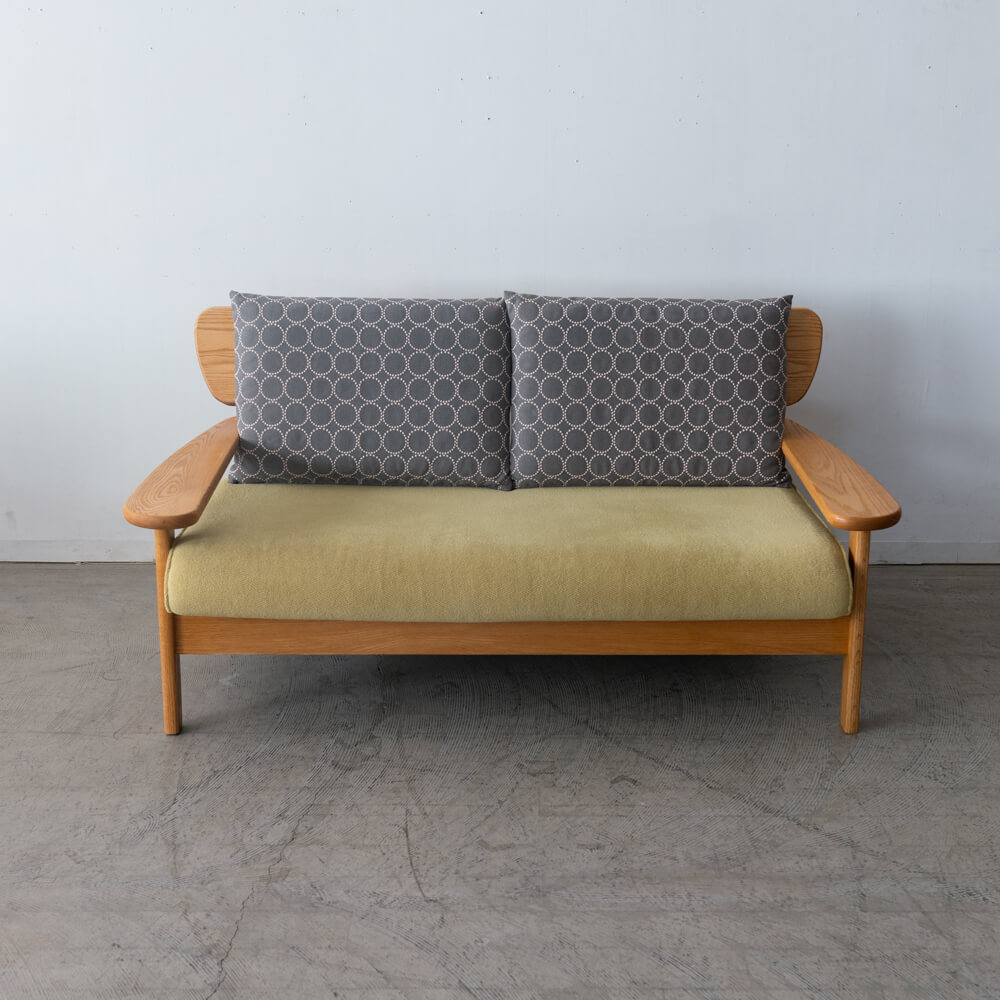 ［アップサイクル品］飛騨産業 chigusa 2人掛けソファ レッドオーク無垢材 ミナペルホネン tambourine