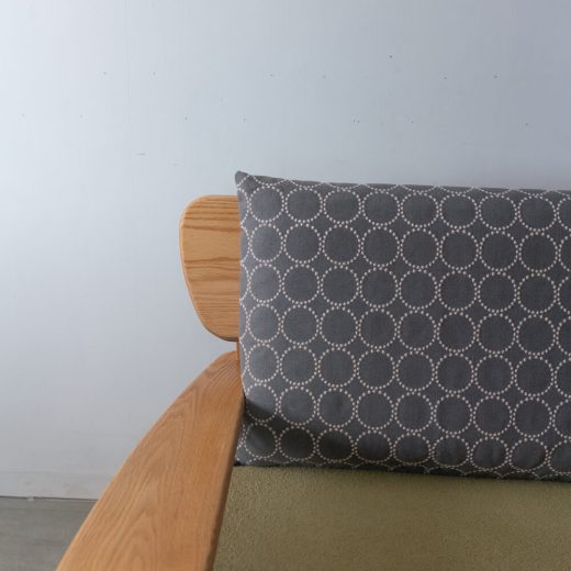 ［アップサイクル品］飛騨産業 chigusa 2人掛けソファ レッドオーク無垢材 ミナペルホネン tambourine