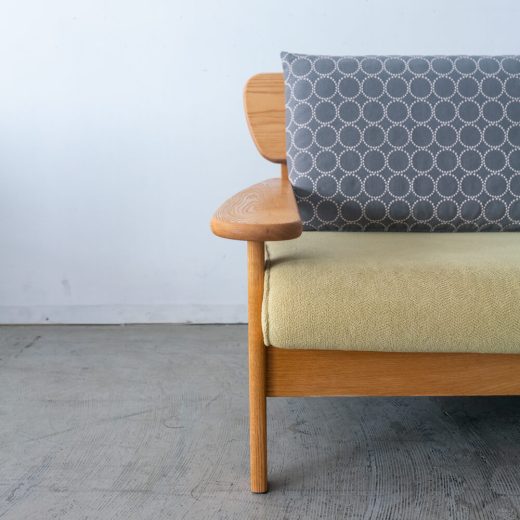 ［アップサイクル品］飛騨産業 chigusa 2人掛けソファ レッドオーク無垢材 ミナペルホネン tambourine