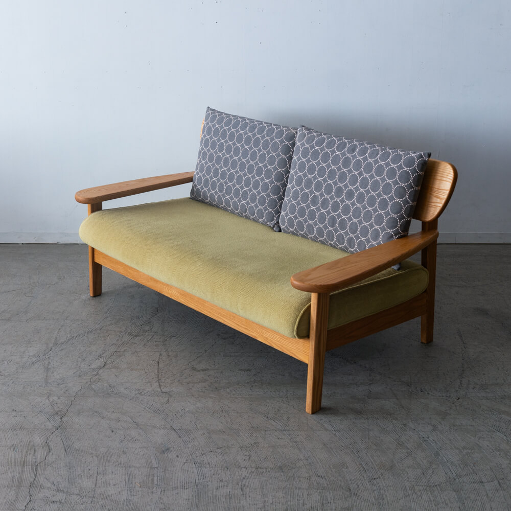 ［アップサイクル品］飛騨産業 chigusa 2人掛けソファ レッドオーク無垢材 ミナペルホネン tambourine