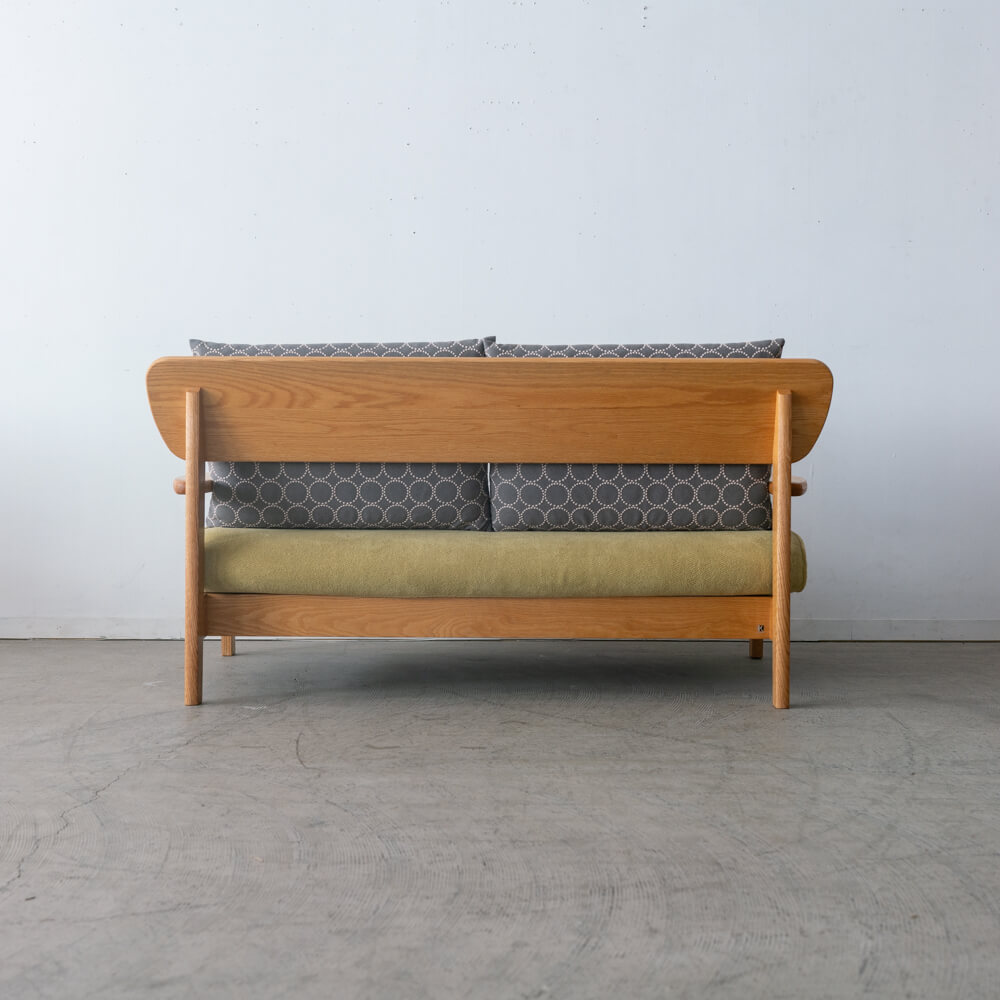 ［アップサイクル品］飛騨産業 chigusa 2人掛けソファ レッドオーク無垢材 ミナペルホネン tambourine