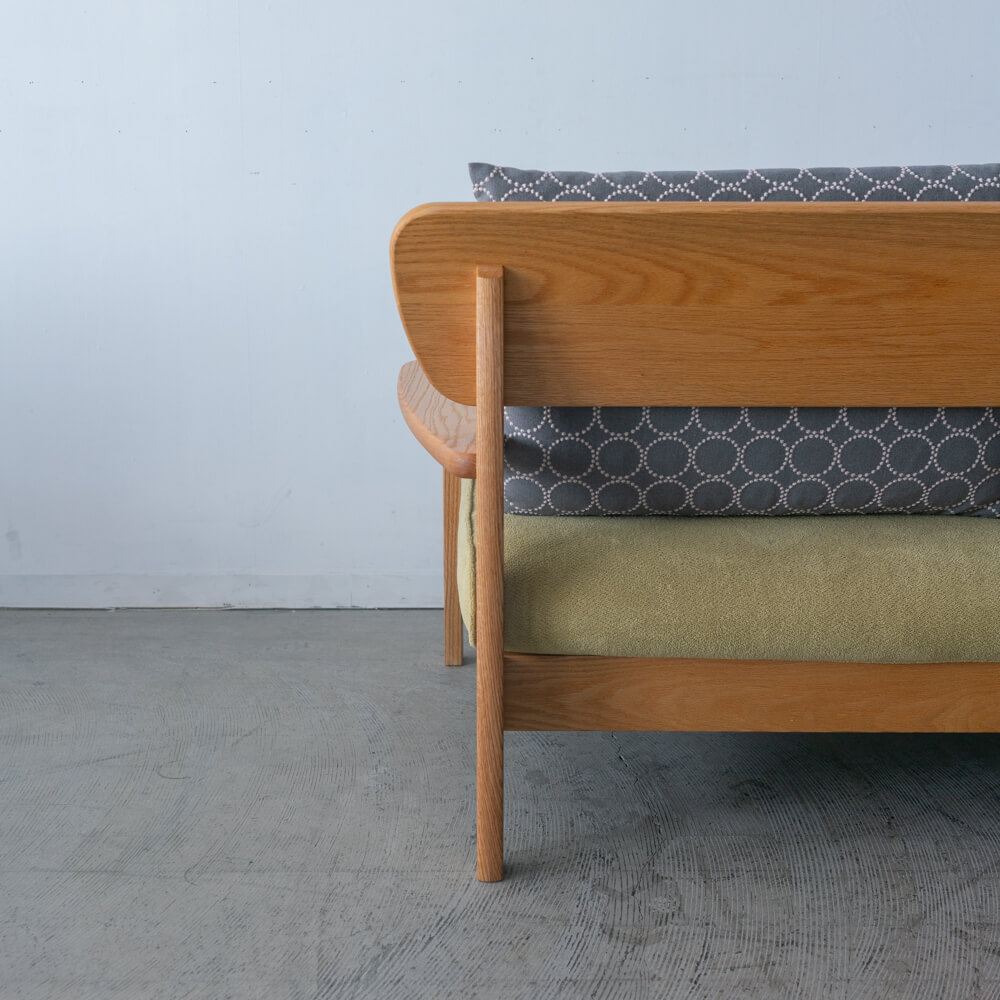 ［アップサイクル品］飛騨産業 chigusa 2人掛けソファ レッドオーク無垢材 ミナペルホネン tambourine